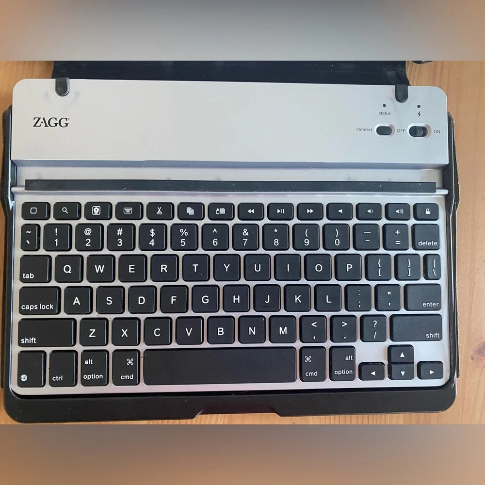 Apple iPad 2.0 Tablet with Zagg Keyboard and protective case Silver Frame 16gb